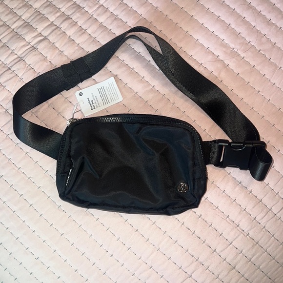lululemon athletica Handbags - NEW 🔥🔥Lululemon black belt bag